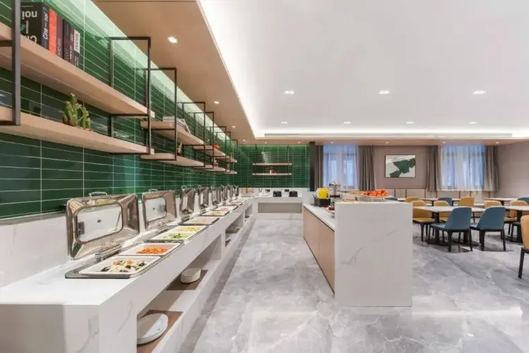 自助餐厅实拍：绿色瓷砖墙木质搁板、大理石餐台保温餐炉
